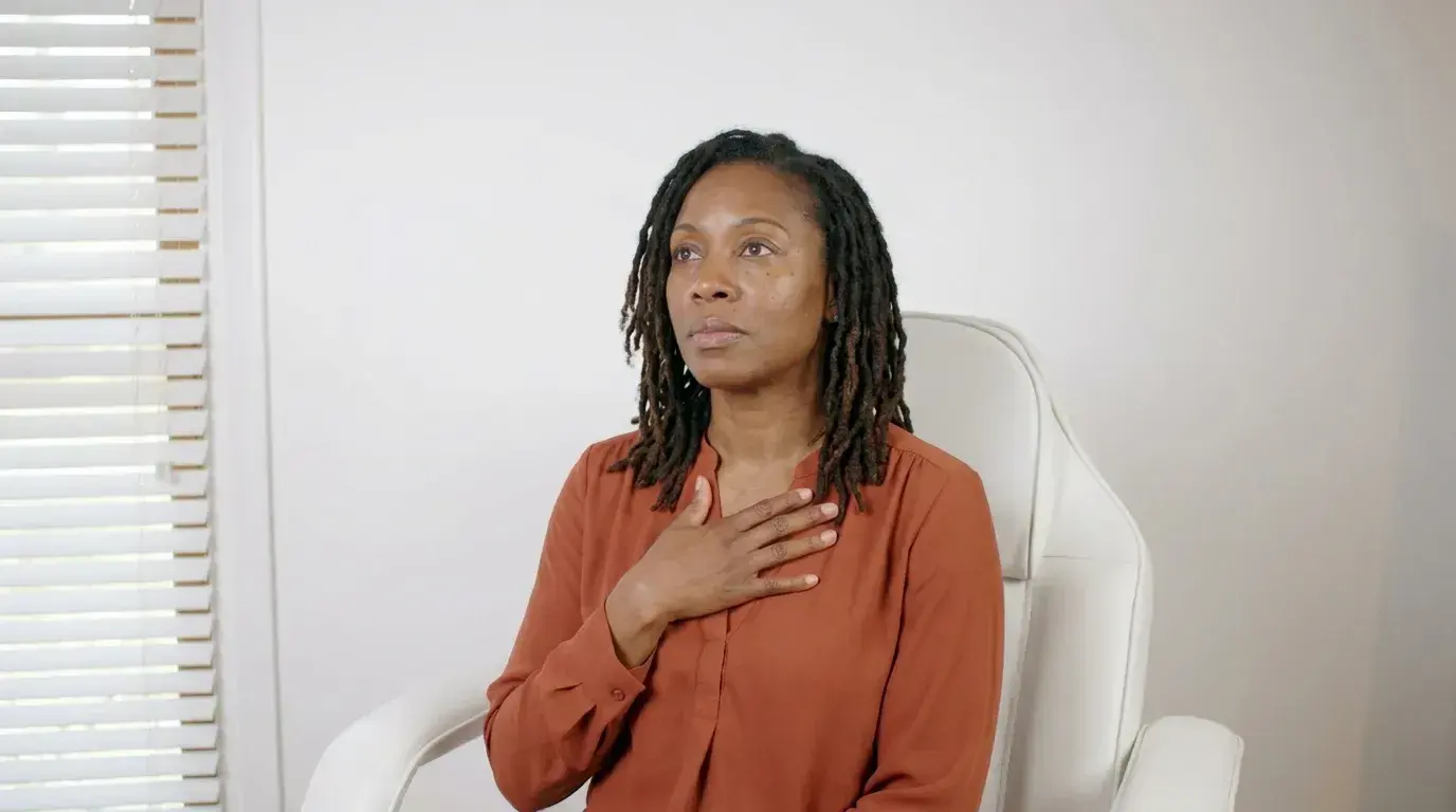Mujer contando que no se siente bien durante una consulta hormonal en Golden Rose