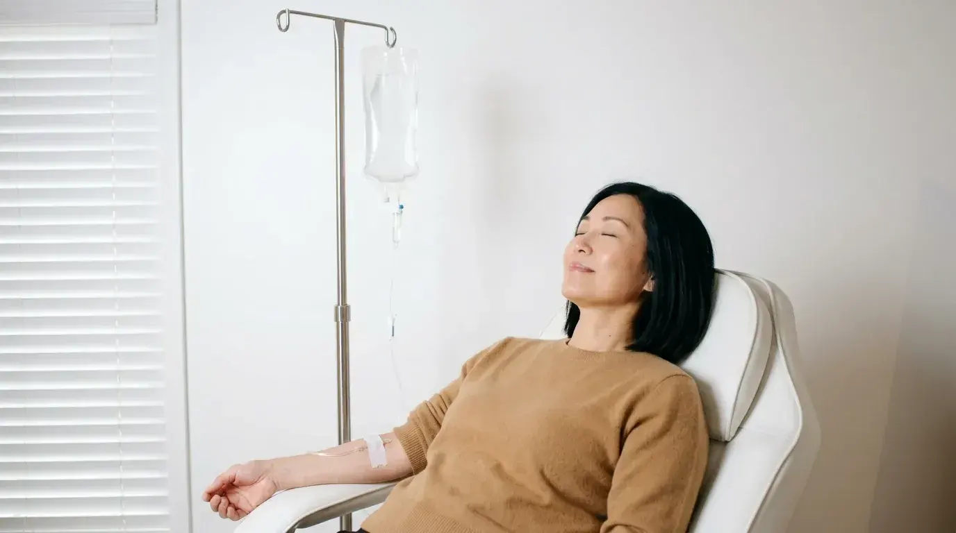 Mujer relajándose durante una sesión de terapia de goteo IV en Golden Rose