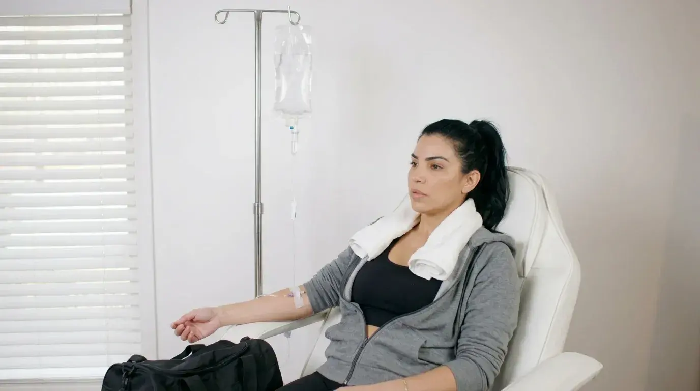 Atleta recuperándose con hidratación IV en Golden Rose en Apopka