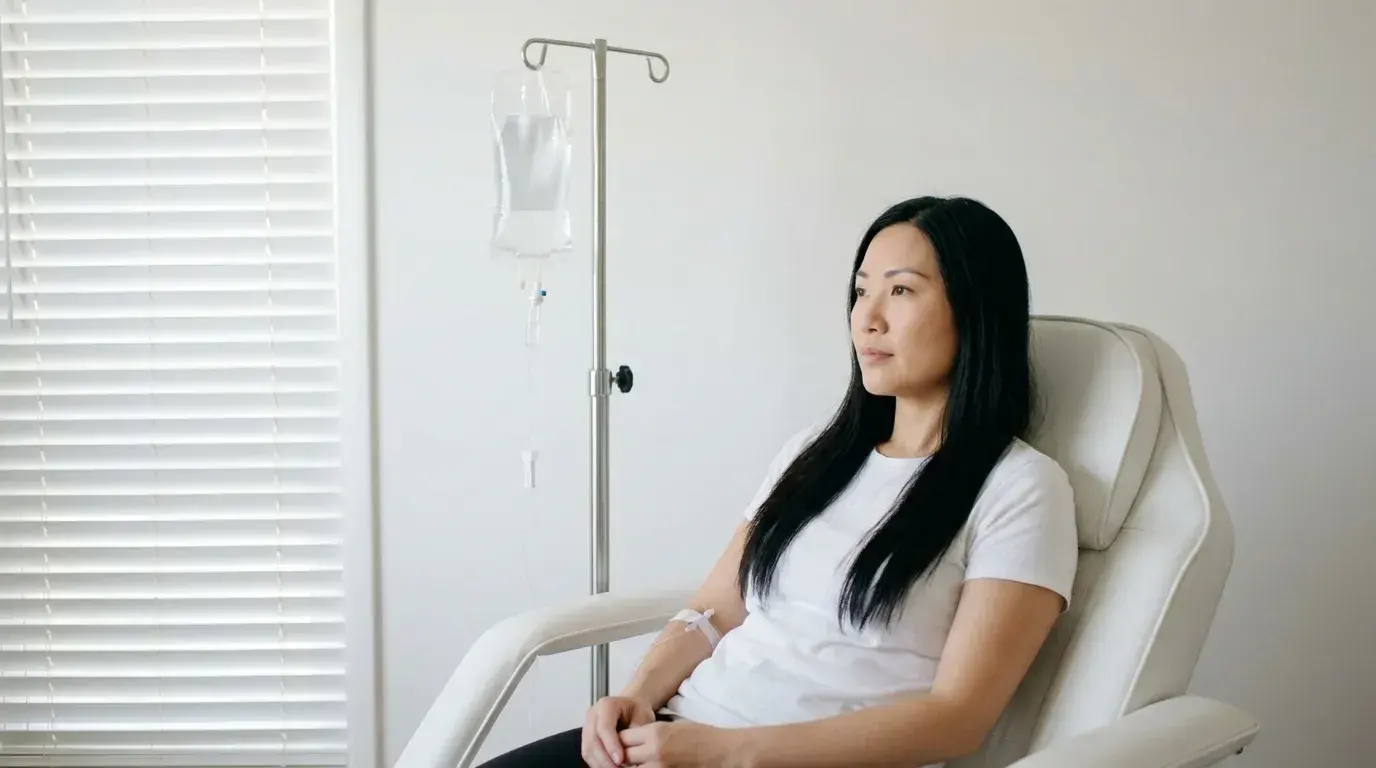 Mujer recibiendo terapia de hidratación intravenosa en Golden Rose en Apopka