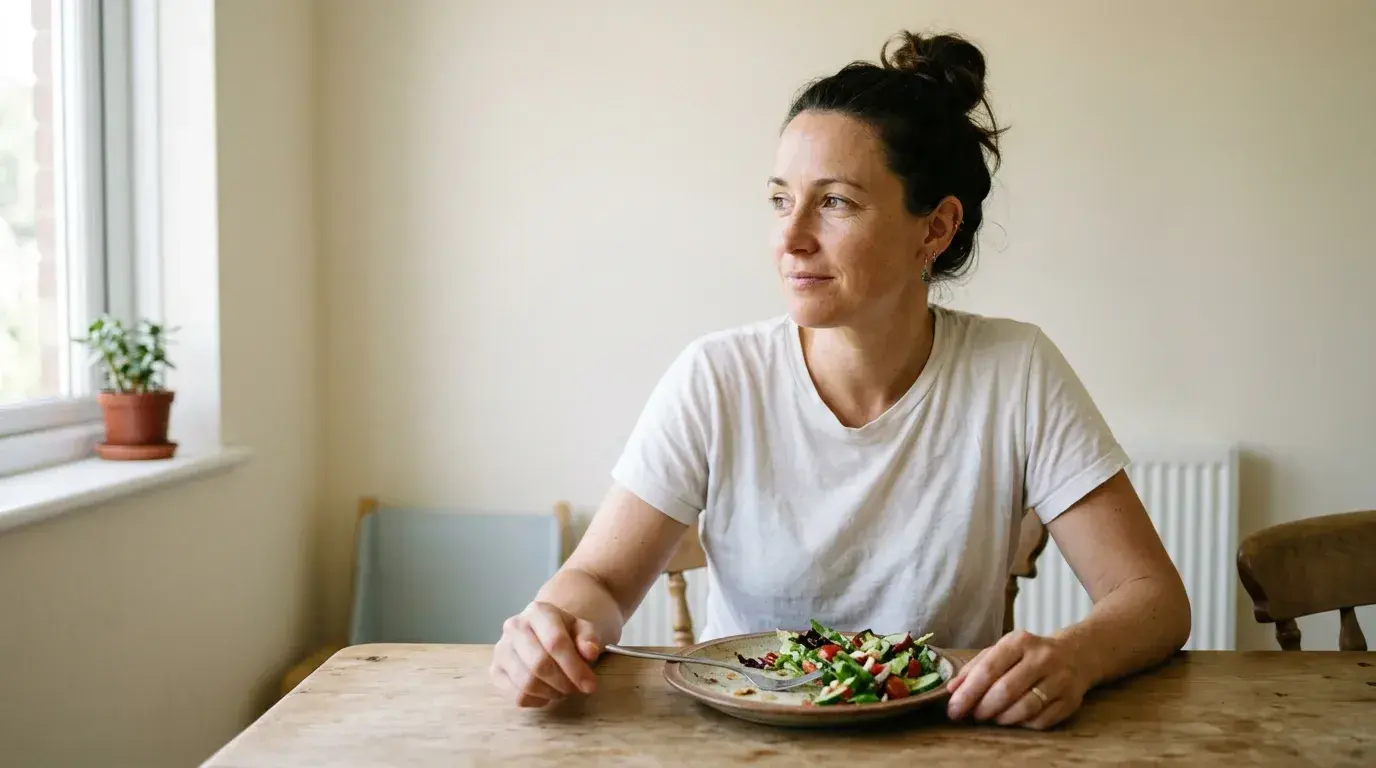 Mujer que se siente llena después de una comida pequeña con semaglutide